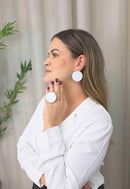 Brinco Claudiane: Metal Redondo Esmaltado Branco no Dourado | Peça Exclusiva