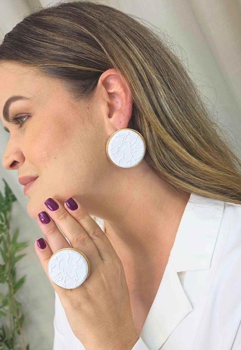 Brinco Claudiane: Metal Redondo Esmaltado Branco no Dourado | Peça Exclusiva