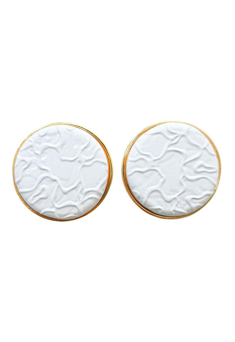 Brinco Claudiane: Metal Redondo Esmaltado Branco no Dourado | Peça Exclusiva