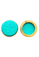 Brinco Marlene: Metal Redondo Esmaltado Azul Turquesa no Dourado | Bijuteria Fina