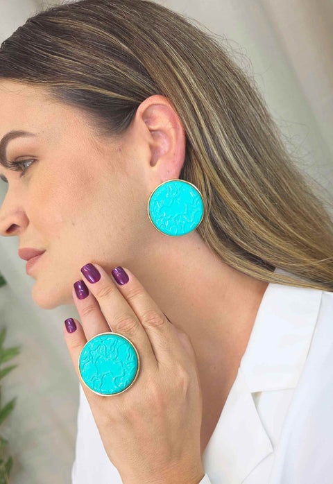 Brinco Marlene: Metal Redondo Esmaltado Azul Turquesa no Dourado | Bijuteria Fina