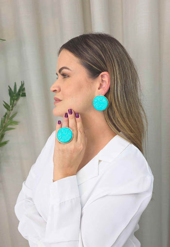 Brinco Marlene: Metal Redondo Esmaltado Azul Turquesa no Dourado | Bijuteria Fina