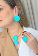 Brinco Marlene: Metal Redondo Esmaltado Azul Turquesa no Dourado | Bijuteria Fina