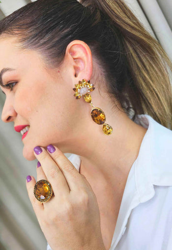 Brinco Raoni grande de pedras em tons de marrom banhado no dourado