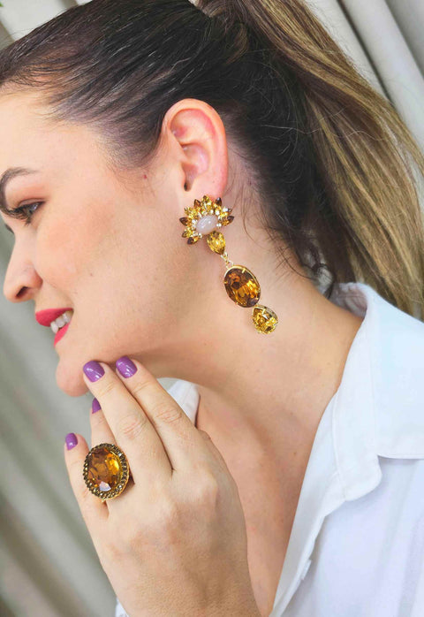 Brinco Raoni grande de pedras em tons de marrom banhado no dourado