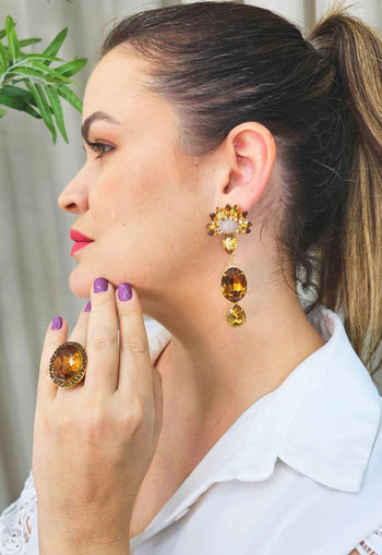 Brinco Raoni grande de pedras em tons de marrom banhado no dourado