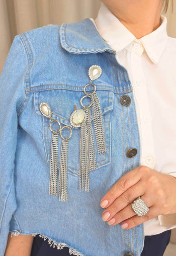 Maxi Broche Kaliope: Boho com Pérolas, Strass Cristal e Franjas Banhado no Prata | Destaque no seu Look