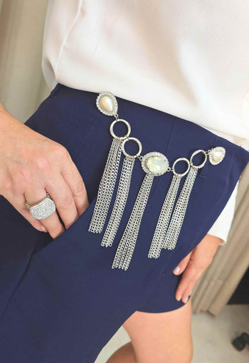 Maxi Broche Kaliope: Boho com Pérolas, Strass Cristal e Franjas Banhado no Prata | Destaque no seu Look
