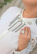 Maxi Broche Kaliope: Boho com Pérolas, Strass Cristal e Franjas Banhado no Prata | Destaque no seu Look