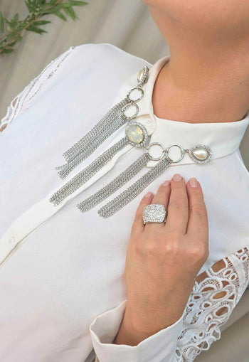 Maxi Broche Kaliope: Boho com Pérolas, Strass Cristal e Franjas Banhado no Prata | Destaque no seu Look