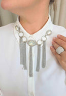 Maxi Broche Kaliope: Boho com Pérolas, Strass Cristal e Franjas Banhado no Prata | Destaque no seu Look