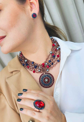 Colar Momentos azul e vermelho com pedras e pingente banhado no vintage