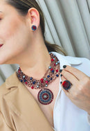 Colar Momentos azul e vermelho com pedras e pingente banhado no vintage