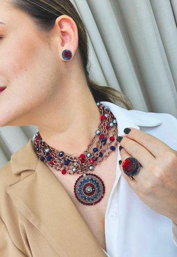 Colar Momentos azul e vermelho com pedras e pingente banhado no vintage