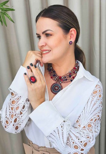 Colar Momentos azul e vermelho com pedras e pingente banhado no vintage