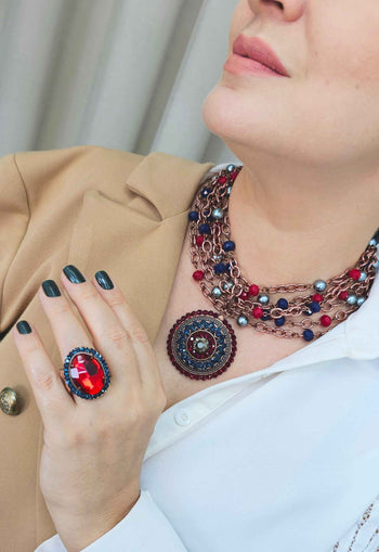 Colar Momentos azul e vermelho com pedras e pingente banhado no vintage