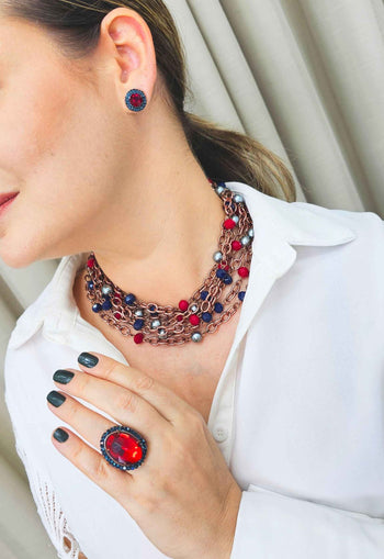 Colar Momentos azul e vermelho com pedras e pingente banhado no vintage