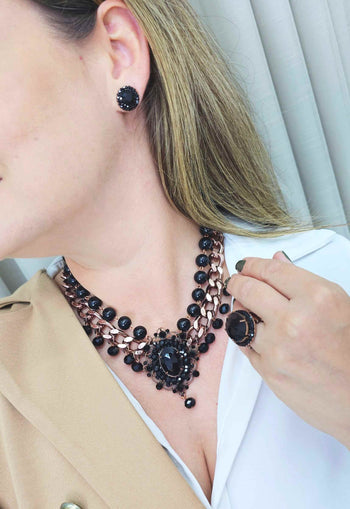 Colar Telma com pingente e pedras pretas banhado no vintage