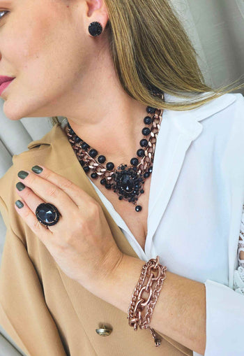 Colar Telma com pingente e pedras pretas banhado no vintage