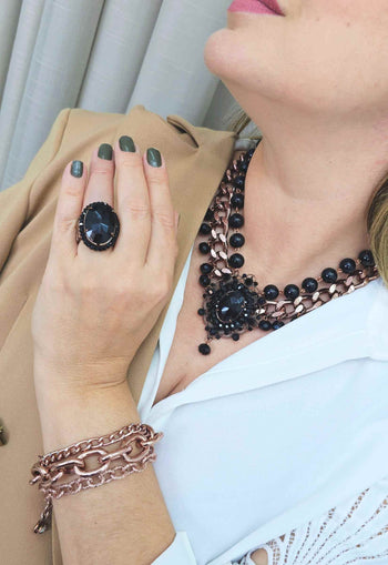 Colar Telma com pingente e pedras pretas banhado no vintage