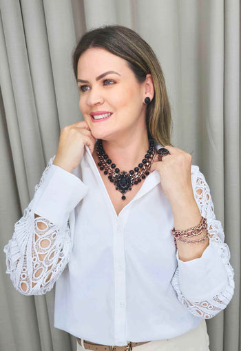 Colar Telma com pingente e pedras pretas banhado no vintage