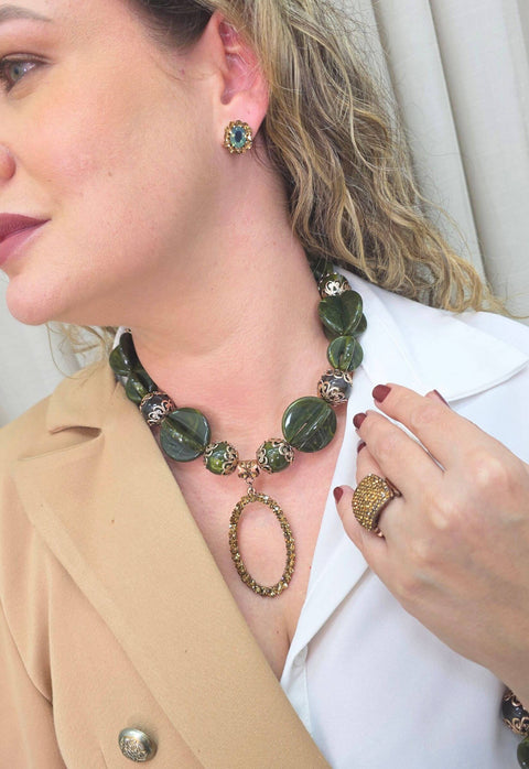 Colar Carvalho de pedras verdes e pingente oval de strass marrom banhado no vintage