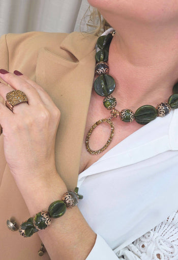 Colar Carvalho de pedras verdes e pingente oval de strass marrom banhado no vintage