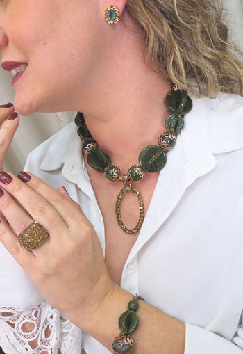 Colar Carvalho de pedras verdes e pingente oval de strass marrom banhado no vintage