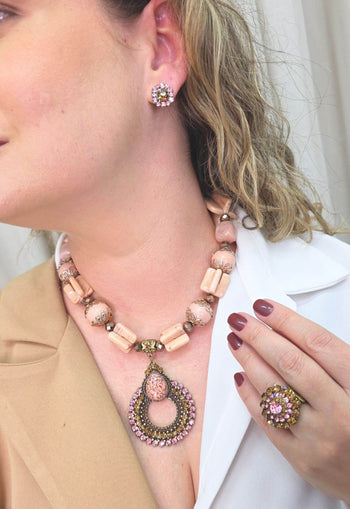 Colar Bonifacio de pedras rosa com pingente vintage de strass rosa e marrom