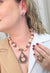 Colar Bonifacio de pedras rosa com pingente vintage de strass rosa e marrom