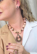 Colar Bonifacio de pedras rosa com pingente vintage de strass rosa e marrom