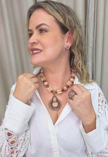 Colar Bonifacio de pedras rosa com pingente vintage de strass rosa e marrom