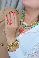 Maxi colar Valquíria com bolas verde menta e pingente dourado com pedra coral e venezianas douradas