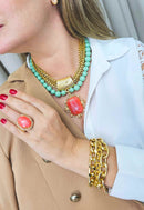 Maxi colar Valquíria com bolas verde menta e pingente dourado com pedra coral e venezianas douradas