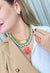 Maxi colar Valquíria com bolas verde menta e pingente dourado com pedra coral e venezianas douradas