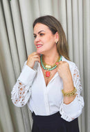 Maxi colar Valquíria com bolas verde menta e pingente dourado com pedra coral e venezianas douradas
