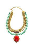 Maxi colar Valquíria com bolas verde menta e pingente dourado com pedra coral e venezianas douradas