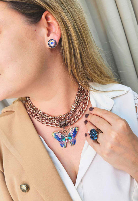 Maxi colar Lorie com pingente de borboleta colorida e mix de correntes vintage