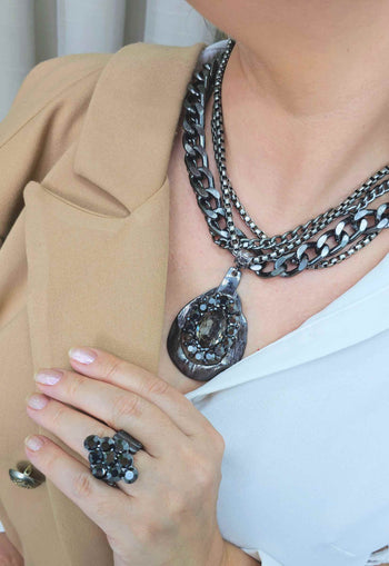Maxi colar Estilo com mix de correntes e pingente de pedras hematites e black diamond banhado no grafite