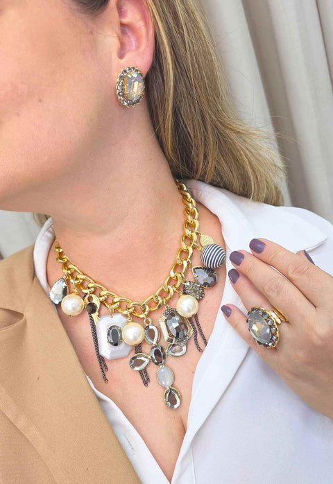 Maxi colar Reinado com mix de pingentes, crucifixo perolas e pedras black diamond banhado no dourado