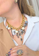 Maxi colar Reinado com mix de pingentes, crucifixo perolas e pedras black diamond banhado no dourado