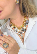 Maxi colar Reinado com mix de pingentes, crucifixo perolas e pedras black diamond banhado no dourado