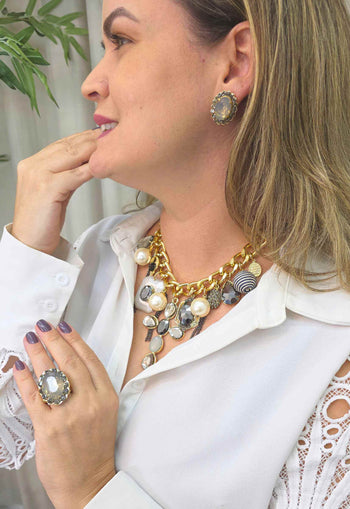 Maxi colar Reinado com mix de pingentes, crucifixo perolas e pedras black diamond banhado no dourado