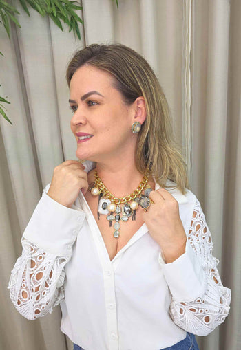 Maxi colar Reinado com mix de pingentes, crucifixo perolas e pedras black diamond banhado no dourado