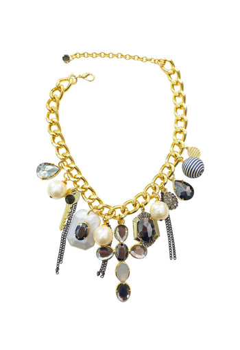 Maxi colar Reinado com mix de pingentes, crucifixo perolas e pedras black diamond banhado no dourado