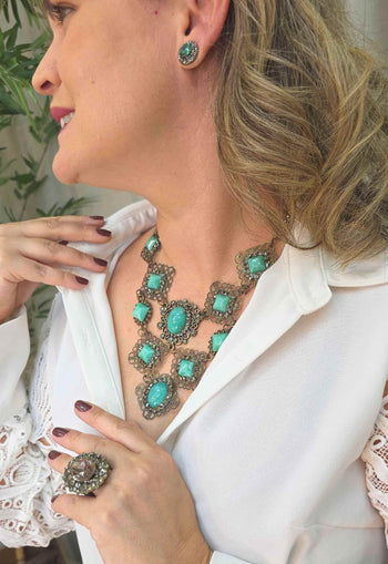 Maxi Colar Margarete: Luxuoso com Pedras Verde Água e Strass Black Diamond no Ouro Velho | Peça Exclusiva