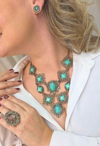 Maxi Colar Margarete: Luxuoso com Pedras Verde Água e Strass Black Diamond no Ouro Velho | Peça Exclusiva