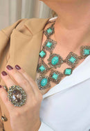 Maxi Colar Margarete: Luxuoso com Pedras Verde Água e Strass Black Diamond no Ouro Velho | Peça Exclusiva