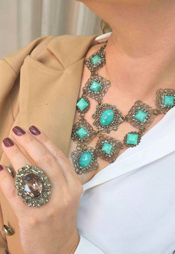 Maxi Colar Margarete: Luxuoso com Pedras Verde Água e Strass Black Diamond no Ouro Velho | Peça Exclusiva