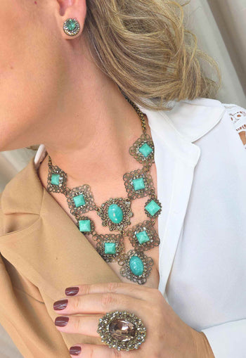 Maxi Colar Margarete: Luxuoso com Pedras Verde Água e Strass Black Diamond no Ouro Velho | Peça Exclusiva